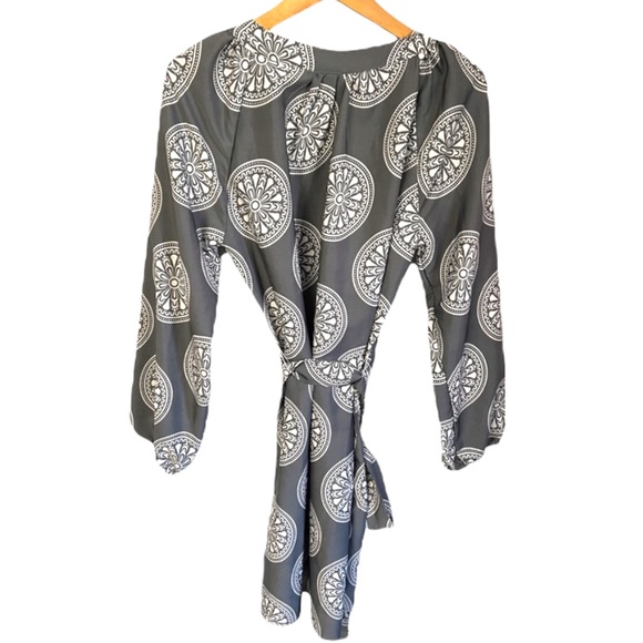 Evergreen B Boutique cute bold two tone medallion tie mini shirt dress. - Picture 2 of 4